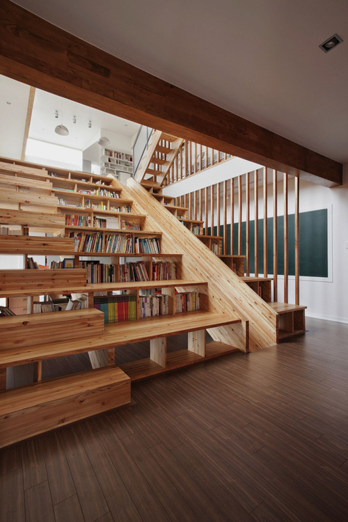 Librería en la escalera @RuarteContract alta decoración en madera
